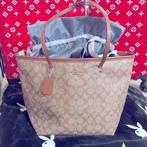 ✨Coach Signature Monogram purse